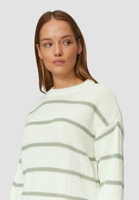 Weißer Strickpullover mit grünen horizontalen Streifen, Rundhalsausschnitt und lockerer Passform. Strukturierter Stoff mit entspannter Silhouette.