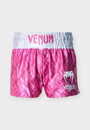 Shorts de Muay Thaï en satin rose avec une ceinture élastique blanche, texte "VENUM" en rose sur la ceinture, et logo d'araignée argenté sur la jambe droite.