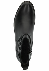 Bota de cuero negro hasta el tobillo con punta redonda, cremalleras laterales y hebillas decorativas. Textura suave y diseño minimalista.