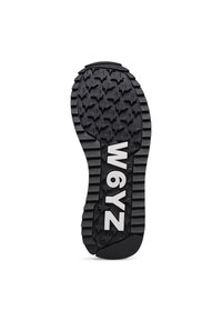 Sole di scarpa in gomma nera con battistrada profondo, motivi a stella e il marchio bianco "W6YZ" al centro.