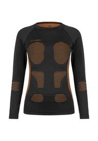 Schwarzes langärmeliges Thermoshirt mit atmungsaktiven orangefarbenen Streifen, das ein Body-Mapping-Design für optimale Passform und Komfort aufweist.