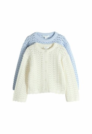Zwei gestrickte, knöpfbare Strickjacken mit Lochmustern, eine cremefarben vorne und eine hellblau hinten, flach auf einem weißen Hintergrund liegend.