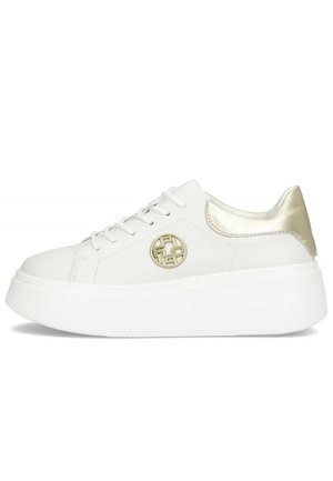 Biały sneakers na platformie ze złotym detalem na obcasie, z przodu sznurowany, z okrągłym złotym emblematem z logo po boku.