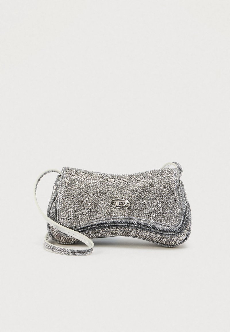 Geantă clutch argintie din material texturat, având un design curbat, o curea subțire albă și un accent metalic cu logo pe partea frontală.