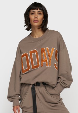 - Bluza