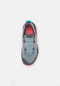 Zapatilla deportiva gris con parte superior de malla, acentos negros, cordones azules y coral, y plantilla rosa. Diseño de puntera redondeada y suela acolchada.