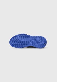 Semelle de chaussure en caoutchouc bleu avec un motif de bande de roulement en zigzag. Comprend une section lisse et un talon arrondi. Aucune marque ou logo visible.