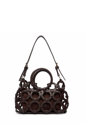 Bolso de mano marrón oscuro con revestimiento de cuero con corte circular, asas superiores redondas y una correa de hombro ajustable.