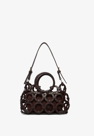 Bolso de mano marrón oscuro con revestimiento de cuero con corte circular, asas superiores redondas y una correa de hombro ajustable.