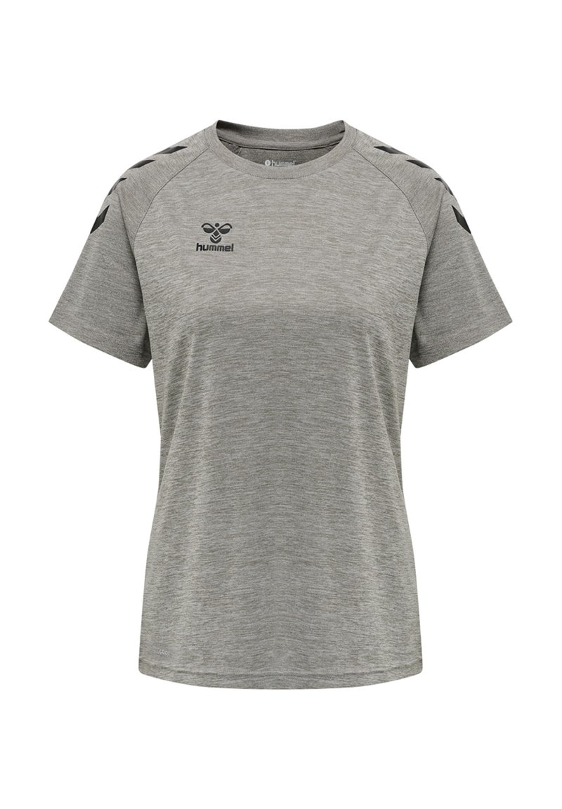 Grå kortærmet sportsskjorte med sort hummel-logo på brystet og sorte chevron-striber langs skuldrene.