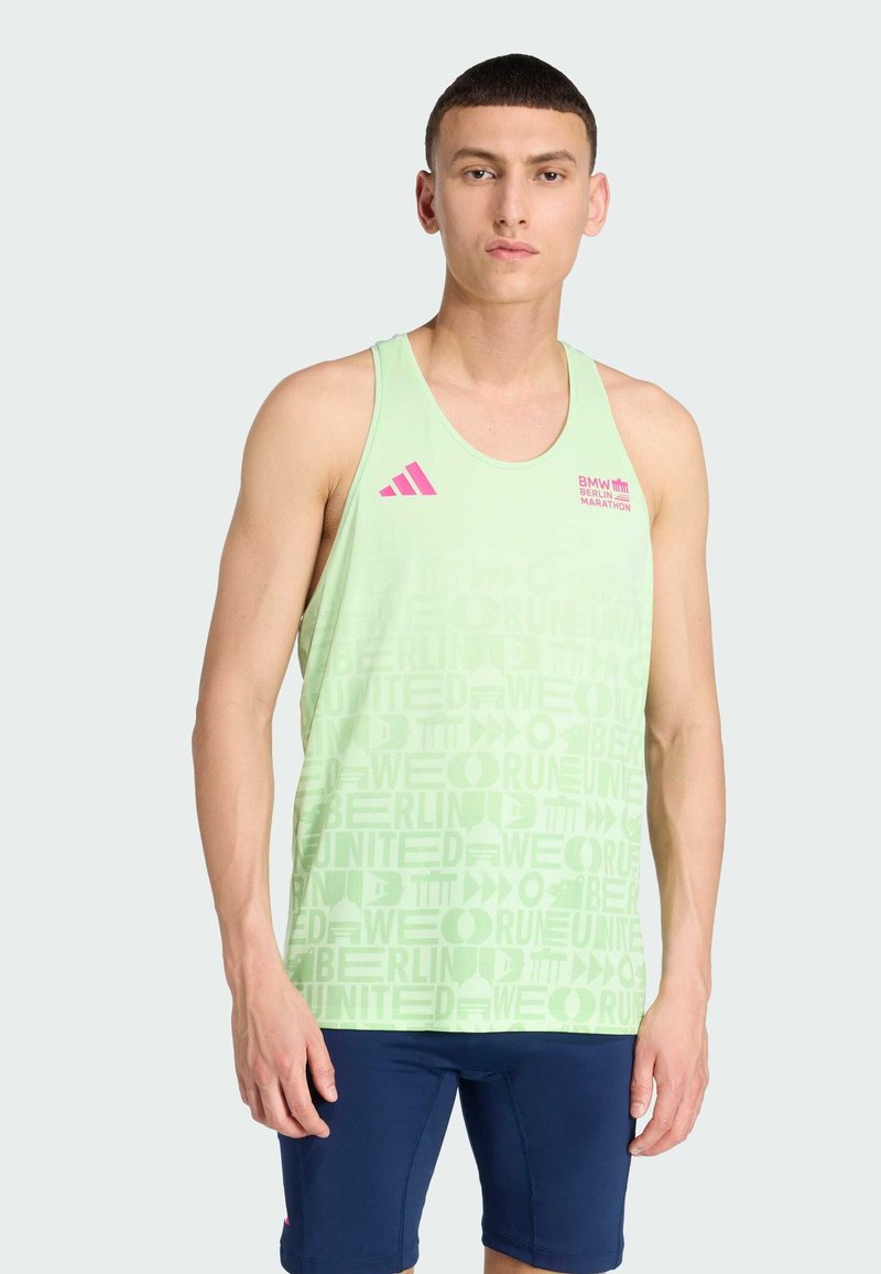 Camisa sin mangas atlética verde claro con un patrón texturizado. Presenta detalles en rosa, incluyendo el logo de Adidas y el texto "BMW BERLIN MARATHON".