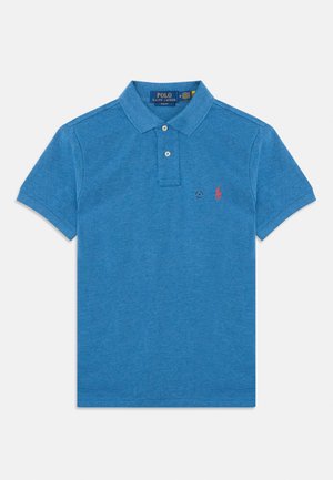 Camisa pólo azul de mangas curtas com dois botões, gola e pequeno logótipo bordado vermelho no lado esquerdo do peito.