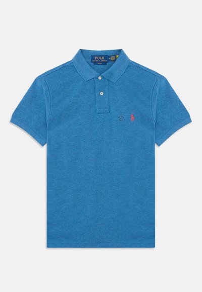 Blå kortermet polo med to knapper, krage, og liten rød brodert logo på venstre bryst.