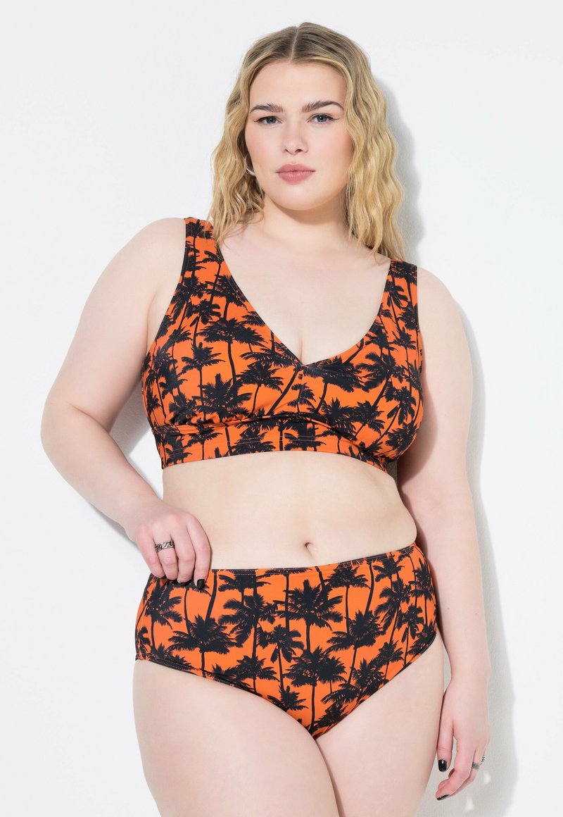Bikini arancione con motivo di palme nere. Il top del reggiseno presenta una scollatura a V, spalline larghe; parte inferiore alta in vita con materiale elastico e copertura moderata.