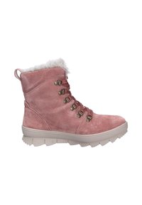 Botín de ante rosa claro con forro de peluche sintético, diseño con cordones y ojales metálicos. Suela de goma gruesa con textura.
