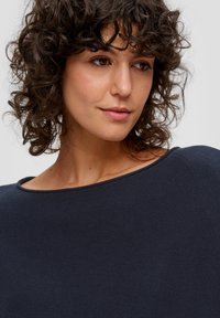 s.Oliver MIT WEITEN ÄRMELN - Strickpullover - navy