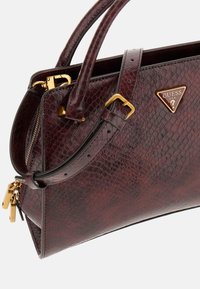 Guess GEORGINA PYTHON-OPTIK - Handbag - bordeaux