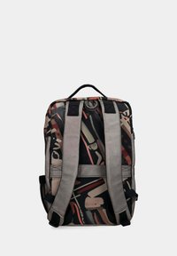 Rucksack mit einem mehrfarbigen abstrakten Muster, ausgestattet mit grauen Riemen und einem strukturierten Griff. Das Material wirkt langlebig und flexibel.