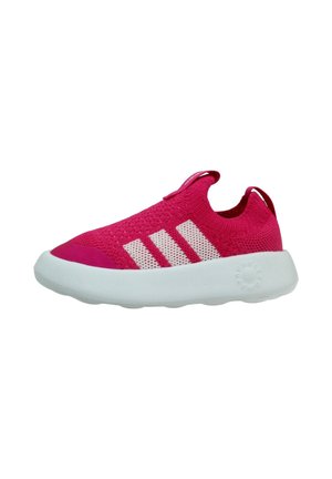 Zapatillas de punto en tono rosa con acentos blancos y tres franjas, que cuentan con una suela gruesa blanca y una lengüeta en el talón para facilitar su desgaste.