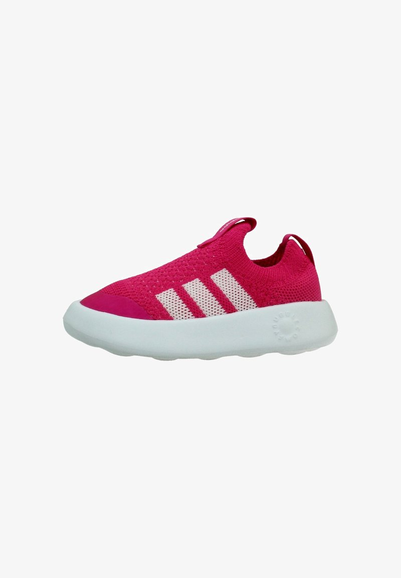 Zapatillas de punto en tono rosa con acentos blancos y tres franjas, que cuentan con una suela gruesa blanca y una lengüeta en el talón para facilitar su desgaste.