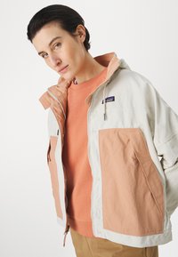 Patagonia SKYSAIL - Giacca outdoor - dyno white/terra pink