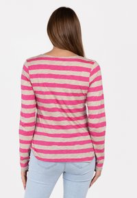 Langarmhemd mit horizontalen rosa und beigen Streifen, aus einem weichen Stoff mit lockerem Schnitt und rundem Saum.