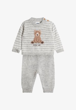 Gråt strikket babyoutfit med stribet trøje med en siddepude bæreillustration og teksten "lille bjørnunge", kombineret med ensfarvede grå bukser.