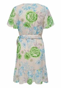 Robe courte fleurie avec fleurs vertes et bleues, manches courtes volantées, ceinture à la taille et ourlet à volants.