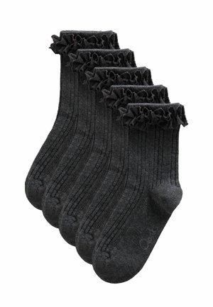 Fünf Paare dunkelgraue, gerippte Knöchelsocken mit Rüschensaum, gestapelt in versetzter Anordnung.