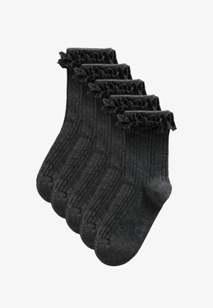 Fünf Paare dunkelgraue, gerippte Knöchelsocken mit Rüschensaum, gestapelt in versetzter Anordnung.