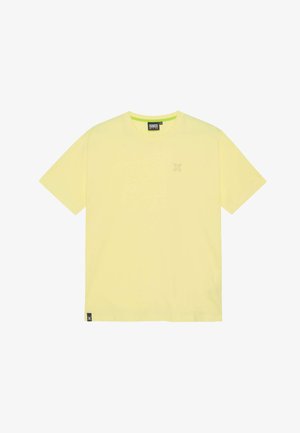 Camiseta de manga corta y cuello redondo en algodón amarillo claro con un logo sutil en el pecho y una banda interior de cuello en contraste.