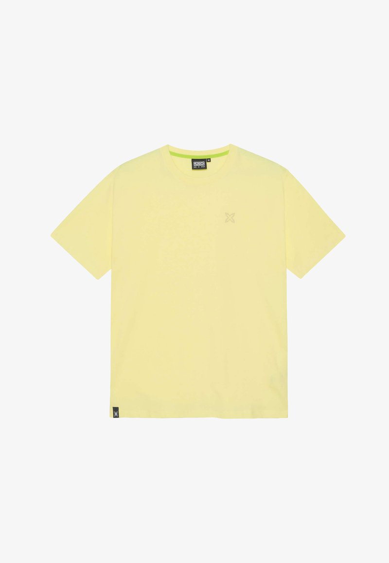 T-shirt à manches courtes et col rond en coton jaune clair avec un logo discret sur la poitrine et une bande intérieure de col contrastante.