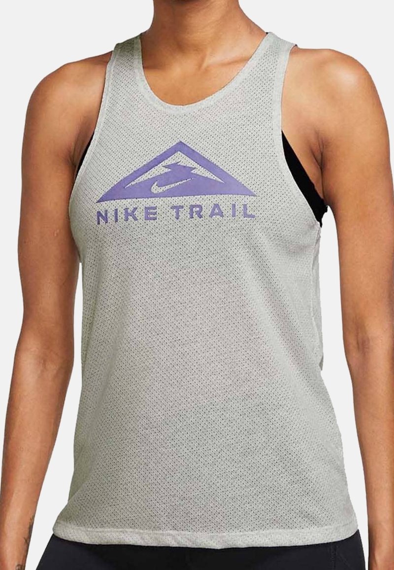 Hellgraues Nike Trail Tanktop mit atmungsaktivem Mesh-Gewebe, lila Logo und Berggrafik, ärmelloses Design und abgerundetem Ausschnitt.