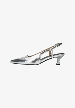 Zilveren metallic slingback schoen met een puntige neus, lage kittenhak, uitgesneden zijkanten en een gespsluiting. Gladde textuur met een glanzende afwerking.