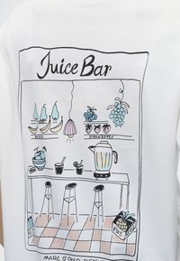 Σχεδιάγραμμα στυλιζαρισμένου μπαρ χυμών με μπανάνες, σταφύλια, φράουλες, ανανά, μπλέντερ, σκαμπό και ποτά σε πατώμα με καρό μοτίβο.