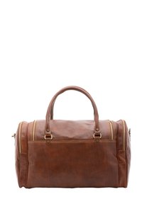 Borsa da viaggio in pelle marrone con due manici superiori, zip dorate e una texture liscia. Presenta una tasca laterale per ulteriore spazio di stoccaggio.