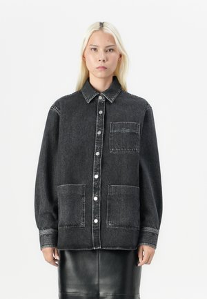 Schwarze Denim-Übershirt mit durchgehendem Knopfverschluss, Brusttasche und zwei großen Fronttaschen. Verfügt über einen Kragen und sichtbare Nähte.