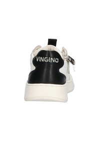Sneaker bianca con cappuccio in sintetico nero sul tallone. Presenta una parte superiore testurizzata e sfilacciata e una chiusura con zip sul lato. Logo del marchio in bianco.