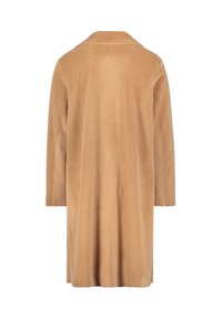 Cappotto lungo, tan, con texture e una sensazione morbida, caratterizzato da un collo a revers e maniche lunghe, progettato per una vestibilità ampia. Nessuna chiusura visibile.