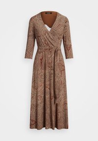 Wrap-tyylinen midi-mekko, jossa 3/4-hihat, ruskea ja beige paisley-kuvio sekä samanvärinen kangasvyö solmittuna vyötärölle.