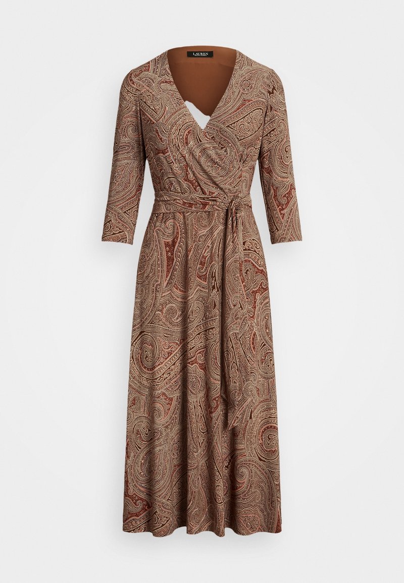 Wrap-tyylinen midi-mekko, jossa 3/4-hihat, ruskea ja beige paisley-kuvio sekä samanvärinen kangasvyö solmittuna vyötärölle.