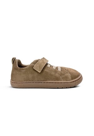 Brun ruskind casual sneakers med beige snørebånd og en enkelt velcrolukning, lav profil og flad gummisål.