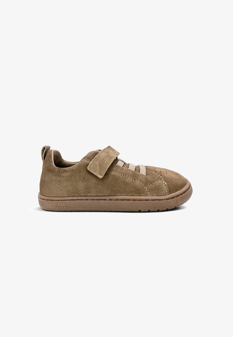 Baskets décontractées en daim marron avec lacets beige et une seule bride Velcro, profil bas et semelle en caoutchouc plate.