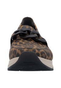 Baskets imprimées léopard avec un dessus en cuir texturé marron et une semelle en caoutchouc noir. Présente un détail de chaîne noire proéminent sur la languette. Style décontracté.