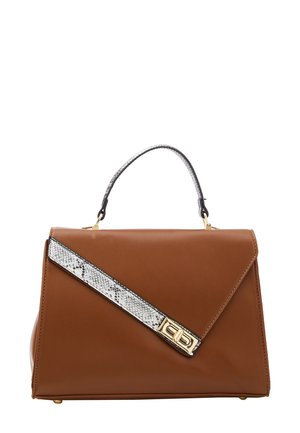 Borsa in pelle marrone con un pattina triangolare, dotata di una tracolla in stampa serpente argentata e dettagli in hardware dorati. Texture liscia e forma strutturata.