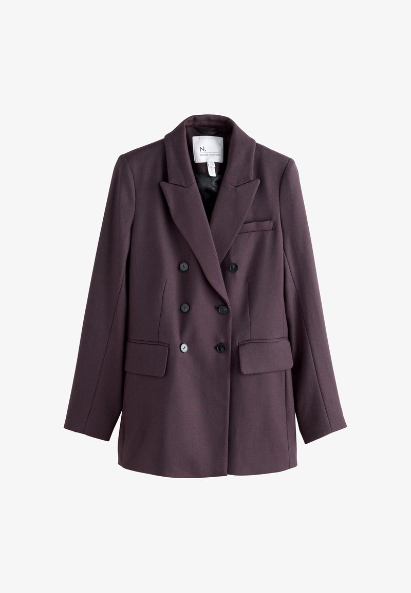 Veste blazer double boutonnage de couleur violet foncé avec revers à pointe, six boutons noirs, deux poches à rabat et une poche poitrine passepoilée, posée à plat sur un fond blanc.