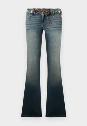 Uitlopende spijkerbroek met een verloop van lichtblauw bij de taille naar donkerblauw aan de zoom, voorzien van een decoratieve tailleband en een bruine strik.