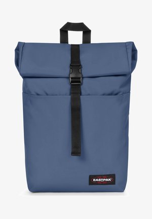 Blauwe roll-top rugzak met een gestructureerde afwerking, voorzien van een zwarte riem en gespsluiting, en een gebrandmerkt Eastpak logo patch.