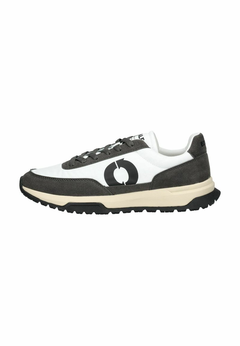 Sneaker mit einer weißen und grauen Farbgestaltung. Obermaterial aus Leder und Textil, mit einem auffälligen schwarzen Logo und einer gepolsterten Sohle.