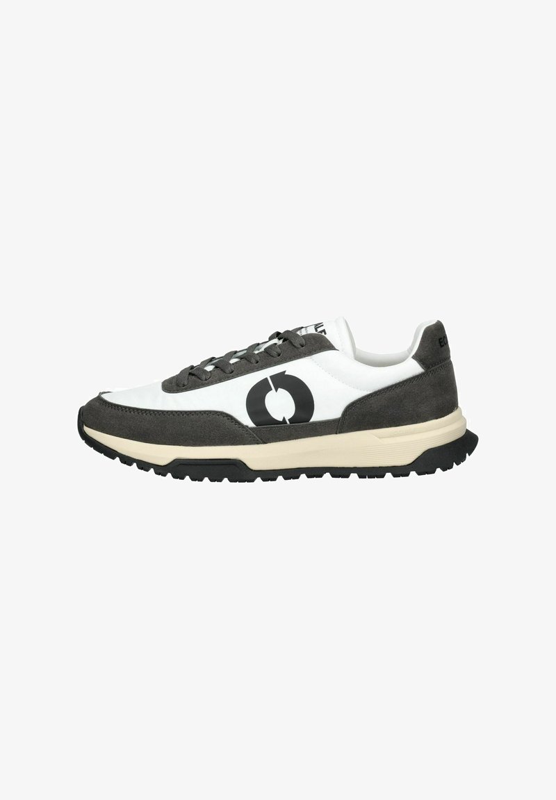 Sneaker mit einer weißen und grauen Farbgestaltung. Obermaterial aus Leder und Textil, mit einem auffälligen schwarzen Logo und einer gepolsterten Sohle.